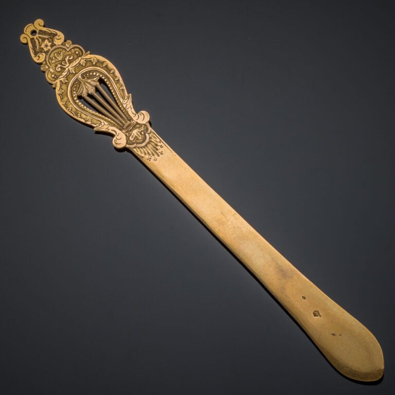 COUPE-PAPIER en or jaune (750‰) ajouré, ciselé et guilloché à motif de lyre et…