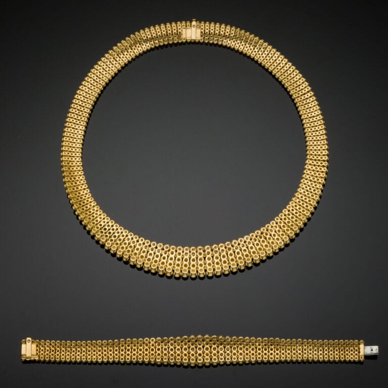 DEMI-PARURE comprenant un COLLIER et un BRACELET, souple, or jaune (750‰) à mot…