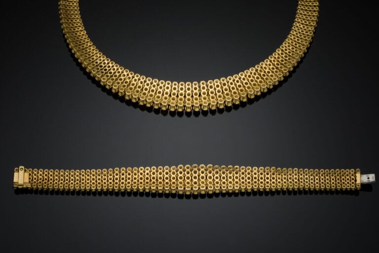 DEMI-PARURE comprenant un COLLIER et un BRACELET, souple, or jaune (750‰) à mot…