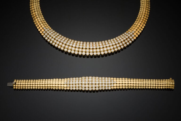 DEMI-PARURE comprenant un COLLIER et un BRACELET, souple, or jaune (750‰) à mot…