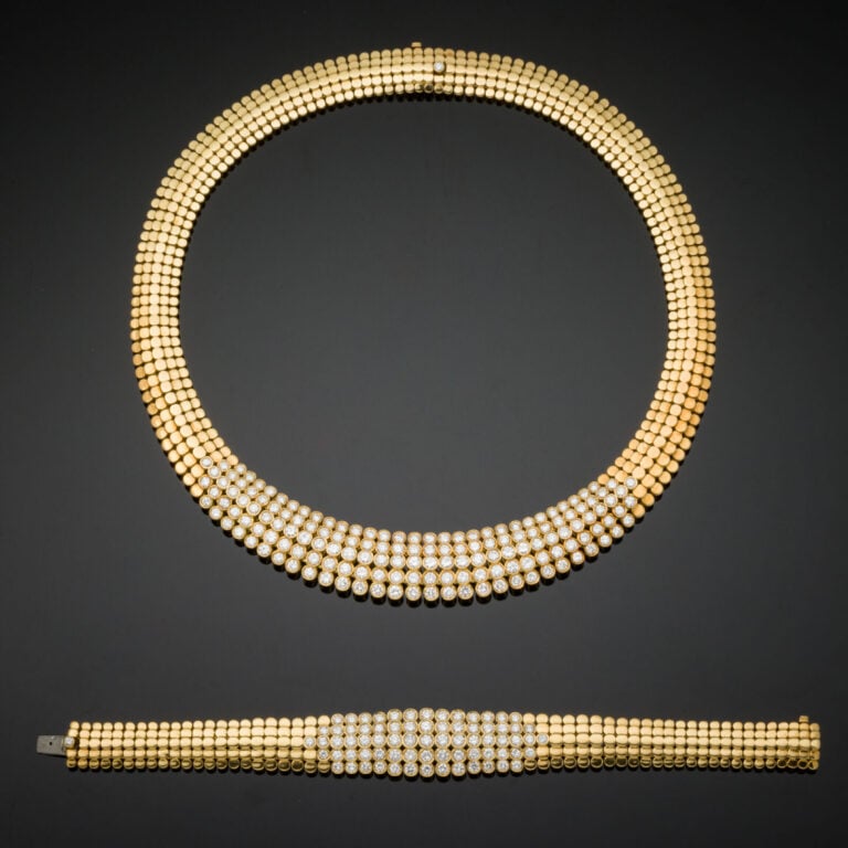 DEMI-PARURE comprenant un COLLIER et un BRACELET, souple, or jaune (750‰) à mot…