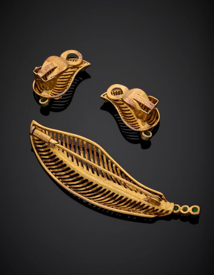 DEMI-PARURE "feuilles" en or jaune (750‰) comprenant une BROCHE et une paire de…