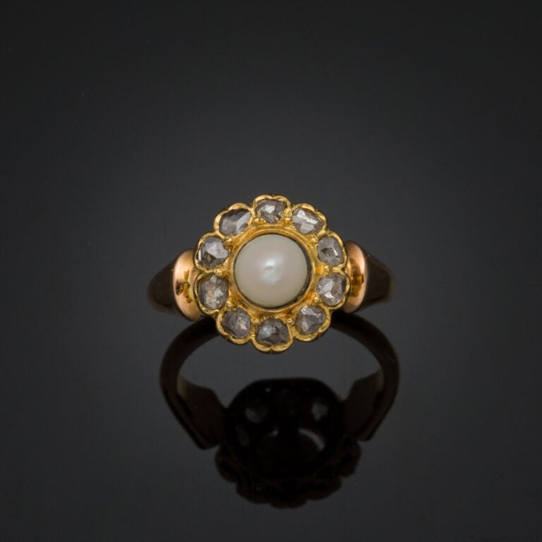 Deux BAGUES "marguerites" en or rose (750‰) serti de diamants taille ancienne e…