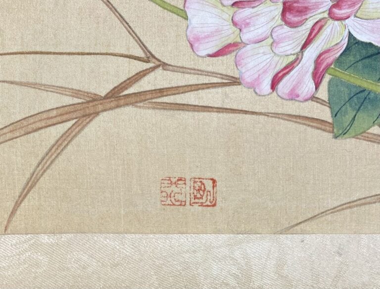 Ecole chinoise - Fleurs et papillons - Ensemble de deux peintures sur tissu - C…
