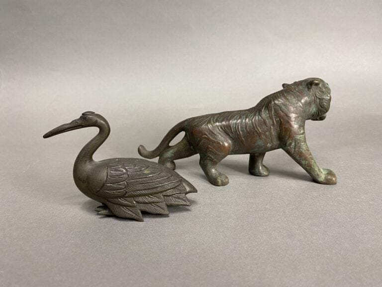 Ensemble de deux petits sujets en bronze représentant pour l'un une grue et pou…