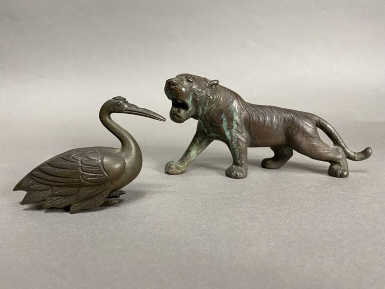 Ensemble de deux petits sujets en bronze représentant pour l'un une grue et pou…