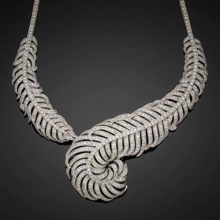 Important COLLIER "plume" en or gris (750‰) articulé et ajouré entièrement sert…