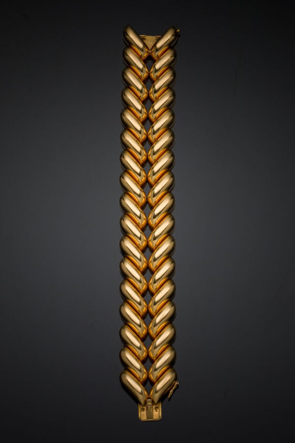 Important et large BRACELET "chevrons" en or jaune (750‰) godronné, articulé et…