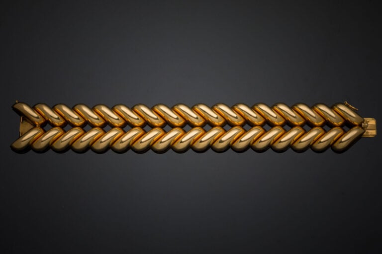 Important et large BRACELET "chevrons" en or jaune (750‰) godronné, articulé et…