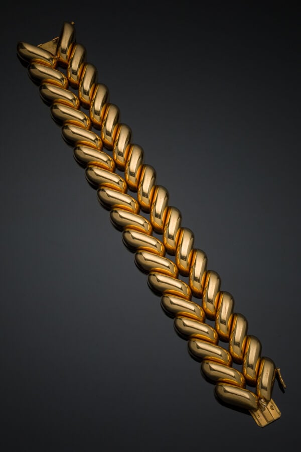 Important et large BRACELET "chevrons" en or jaune (750‰) godronné, articulé et…