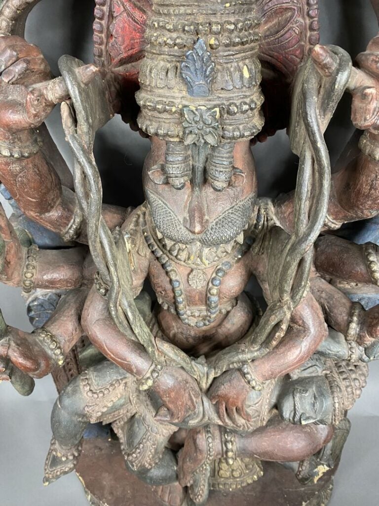 Inde - Importante sculpture en bois polychrome représentant la divinité Narasim…