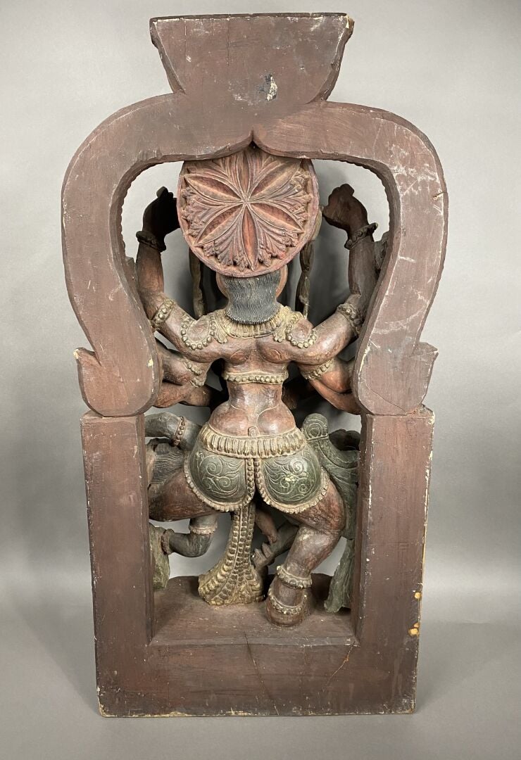 Inde - Importante sculpture en bois polychrome représentant la divinité Narasim…