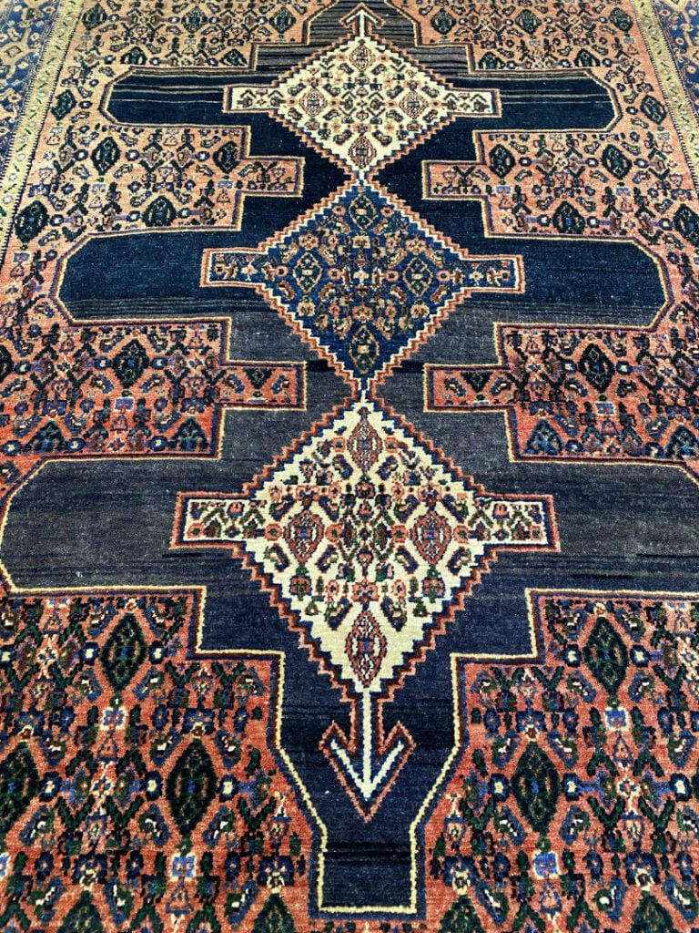 Iran, dans le style Seneh - Tapis en laine à décor de motifs géométriques dans…