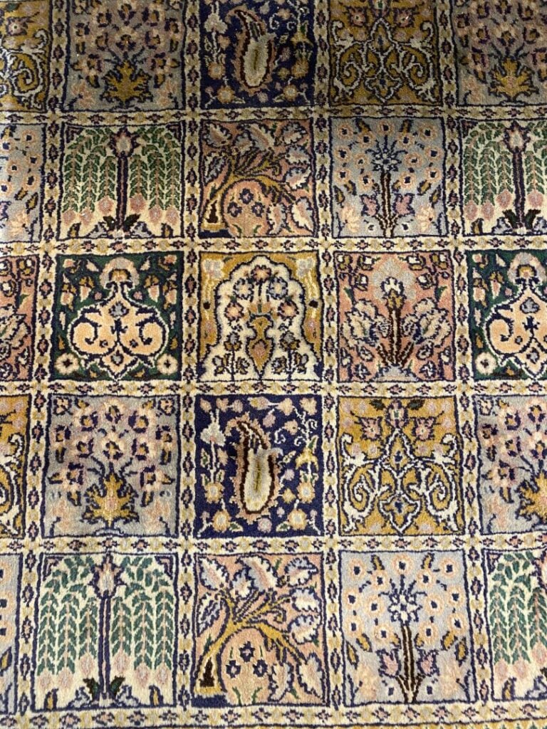 Iran, Ghoum - Ensemble de 3 tapis en laine à décor de paradis terrestre, rincea…