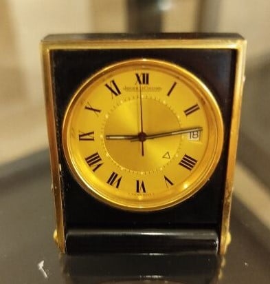 JAEGER LECOULTRE. Montre de voyage, en métal doré et laqué noir. - Cadran doré,…