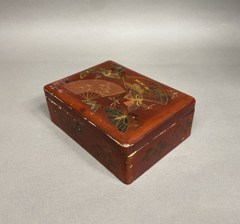 Japon - Boite de forme rectangulaire en bois laqué à décor de papillons et éven…