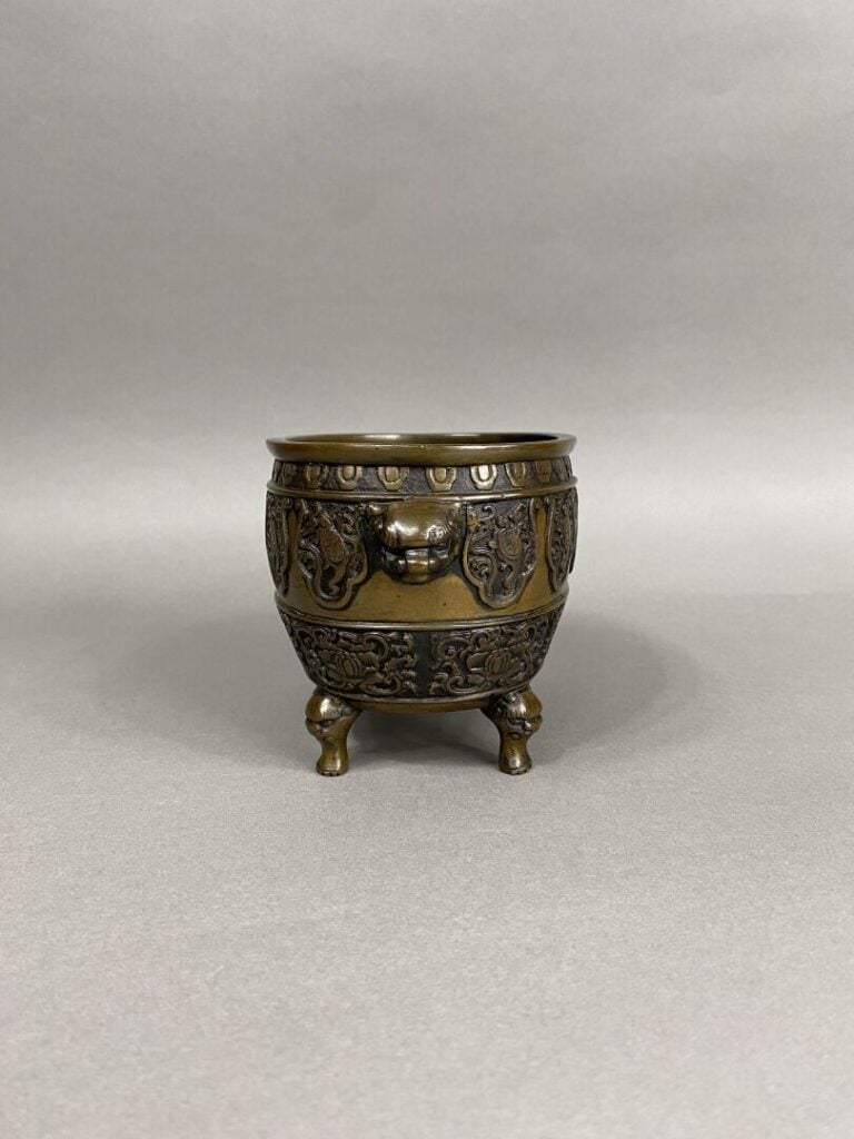 Japon - Cache-pot de forme ovale en bronze à décor en léger relief de tortues d…