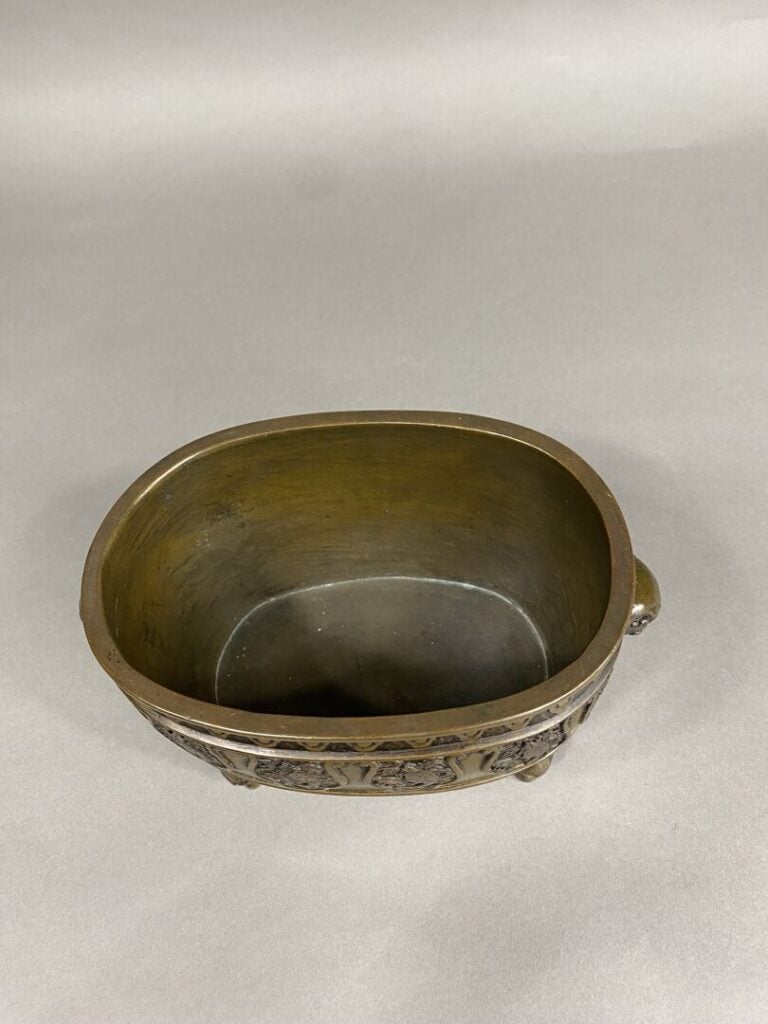 Japon - Cache-pot de forme ovale en bronze à décor en léger relief de tortues d…