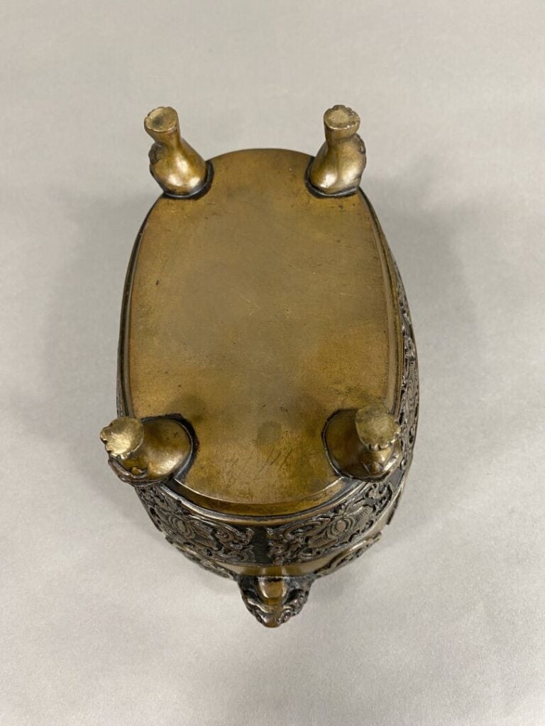 Japon - Cache-pot de forme ovale en bronze à décor en léger relief de tortues d…