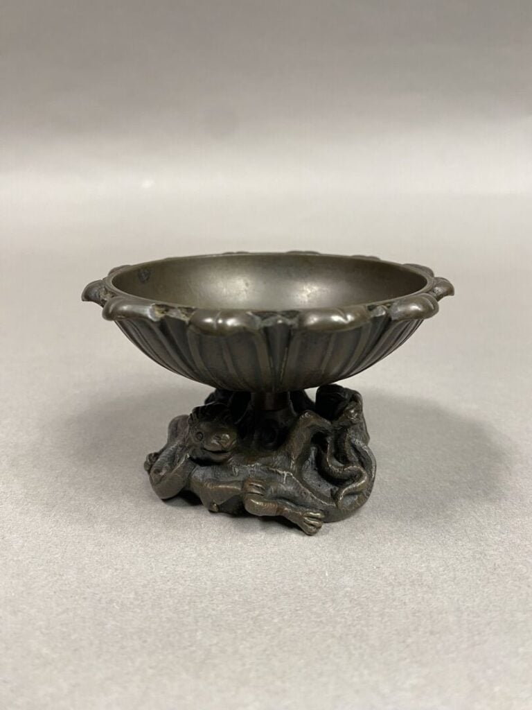 Japon - Coupe sur pied en bronze formant des pétales de lotus soutenus par des…