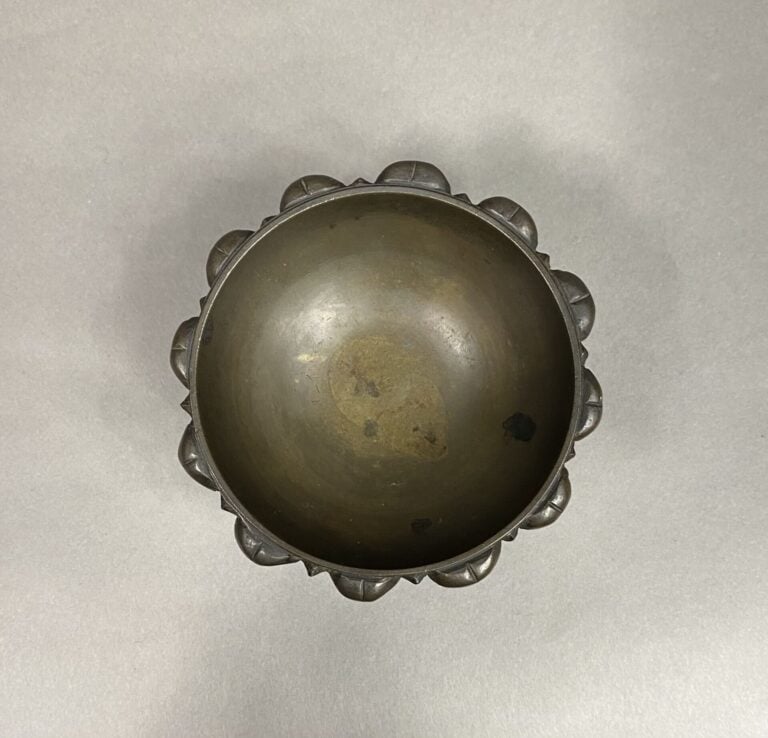 Japon - Coupe sur pied en bronze formant des pétales de lotus soutenus par des…