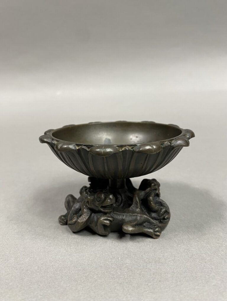 Japon - Coupe sur pied en bronze formant des pétales de lotus soutenus par des…