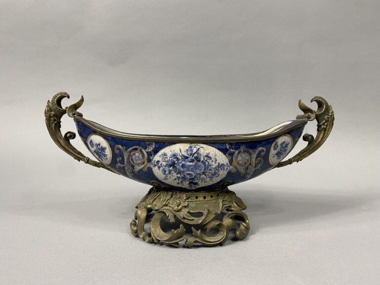 Japon, dans le goût - Coupe en porcelaine craquelée à décor imprimé bleu de bou…