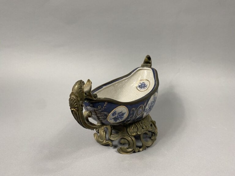 Japon, dans le goût - Coupe en porcelaine craquelée à décor imprimé bleu de bou…