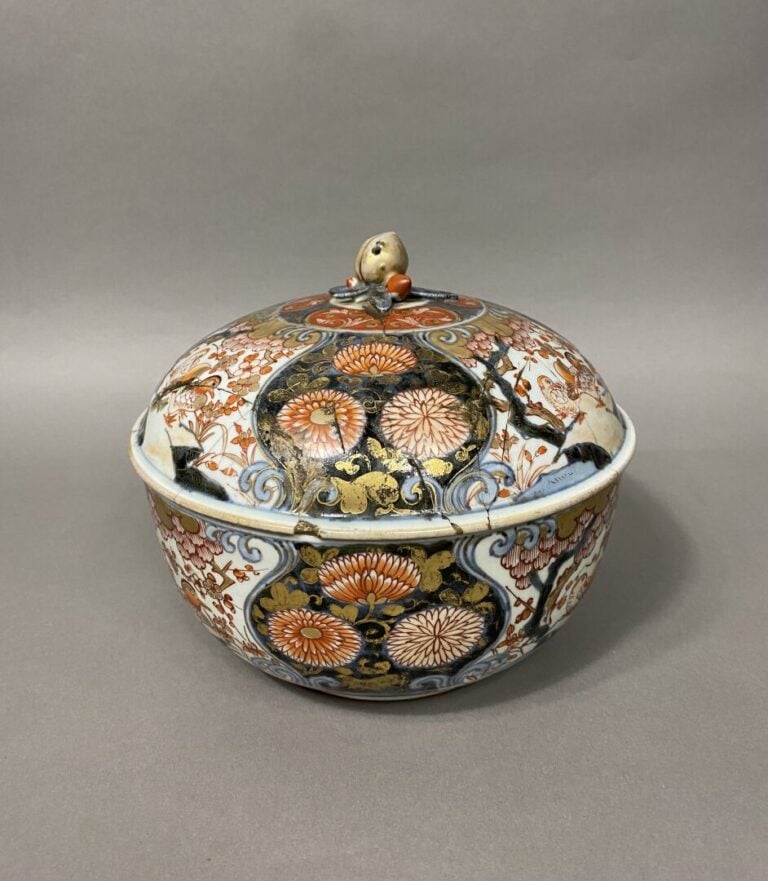 Japon, Début XIXe siècle - Grand pot couvert en porcelaine à décor Imari à déco…