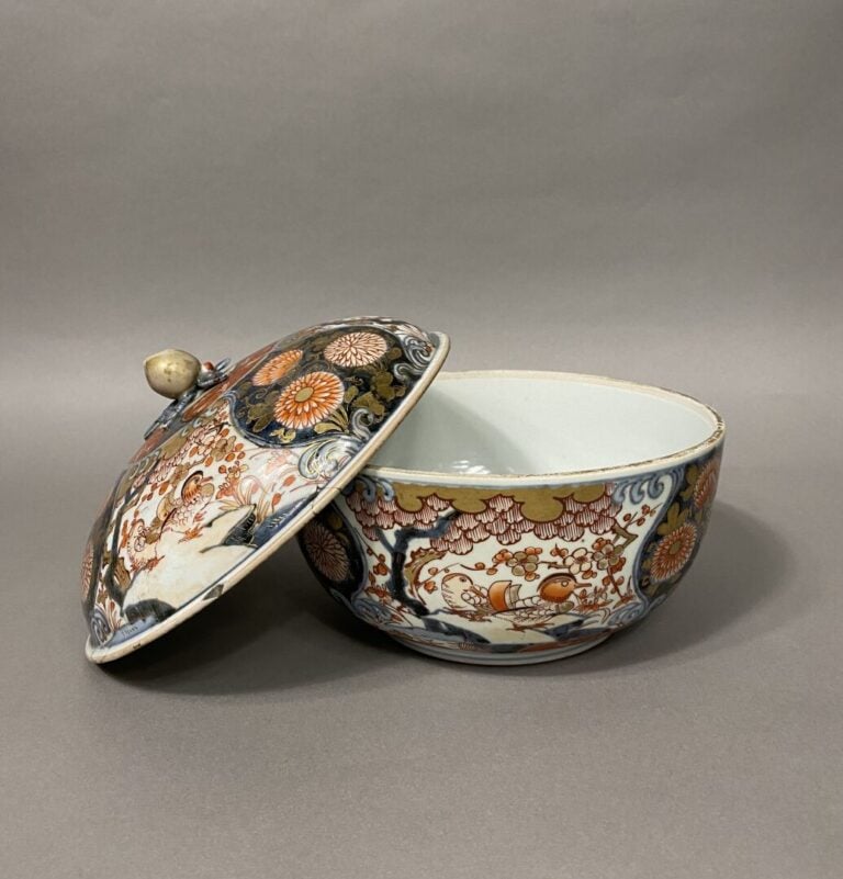 Japon, Début XIXe siècle - Grand pot couvert en porcelaine à décor Imari à déco…