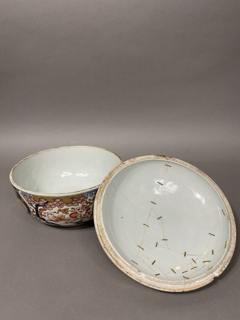 Japon, Début XIXe siècle - Grand pot couvert en porcelaine à décor Imari à déco…
