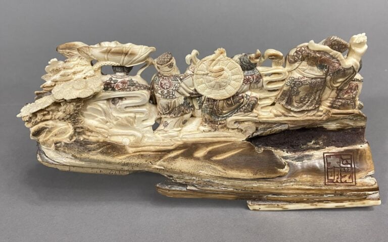 Japon - Elément en ivoire de mammouth polychrome richement sculpté d'une scène…