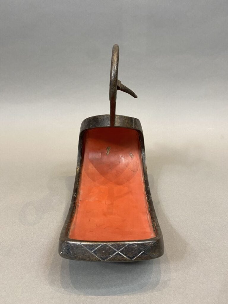 Japon - Epoque EDO (1603 - 1868) - Etrier (abumi) en fer à décor niellé de croi…