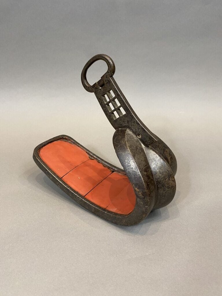 Japon - Epoque EDO (1603 - 1868) - Etrier (abumi) en fer à décor niellé de fleu…