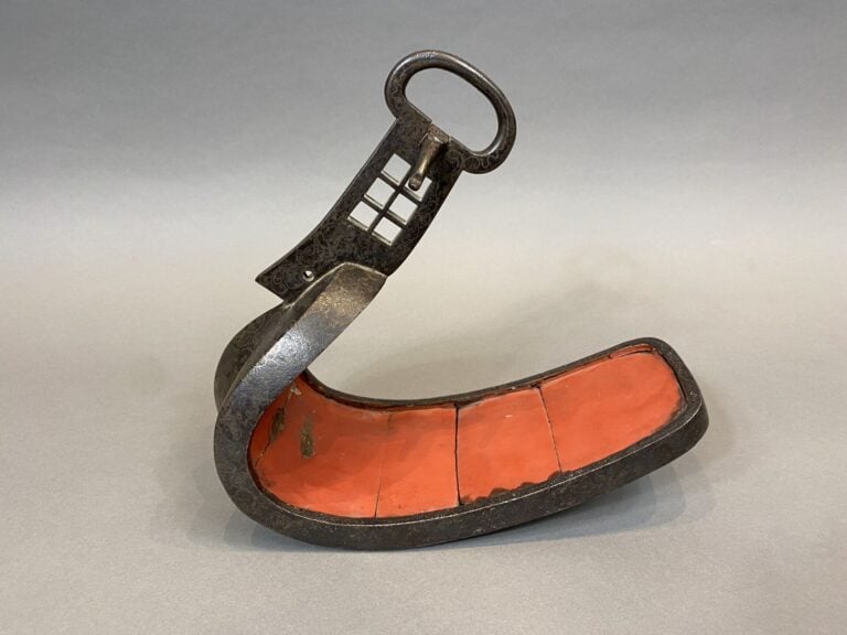Japon - Epoque EDO (1603 - 1868) - Etrier (abumi) en fer à décor niellé de fleu…