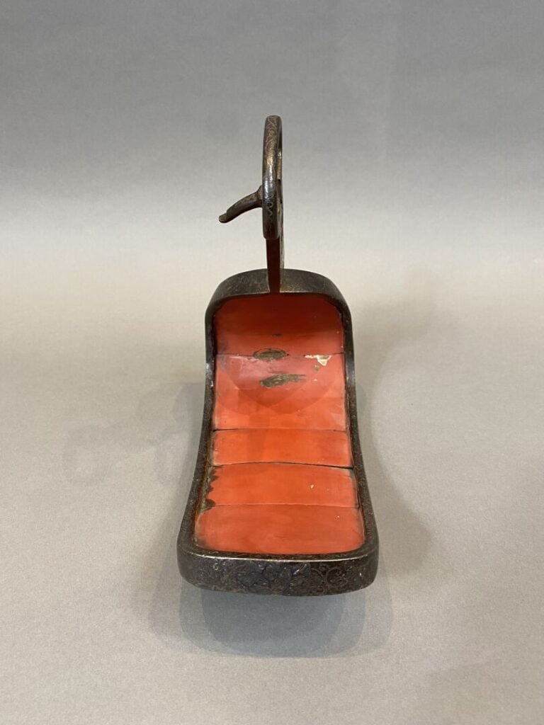 Japon - Epoque EDO (1603 - 1868) - Etrier (abumi) en fer à décor niellé de fleu…