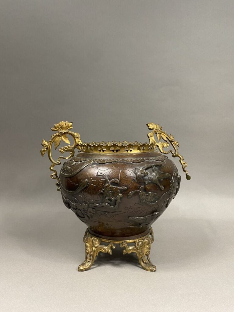 Japon, Epoque MEIJI (1868-1912) - Brûle-parfum en bronze à patine brune à décor…