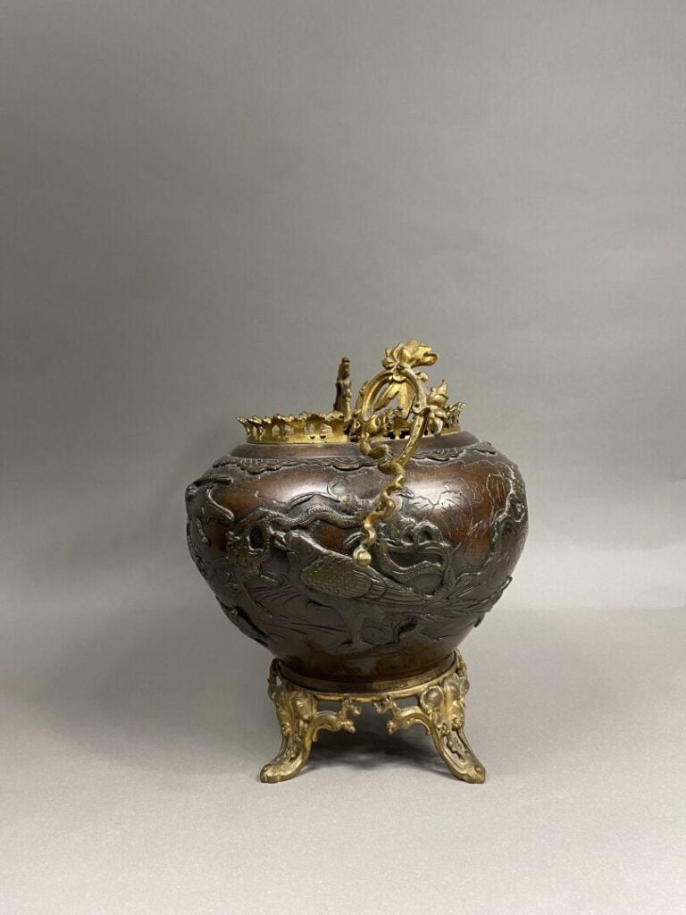 Japon, Epoque MEIJI (1868-1912) - Brûle-parfum en bronze à patine brune à décor…