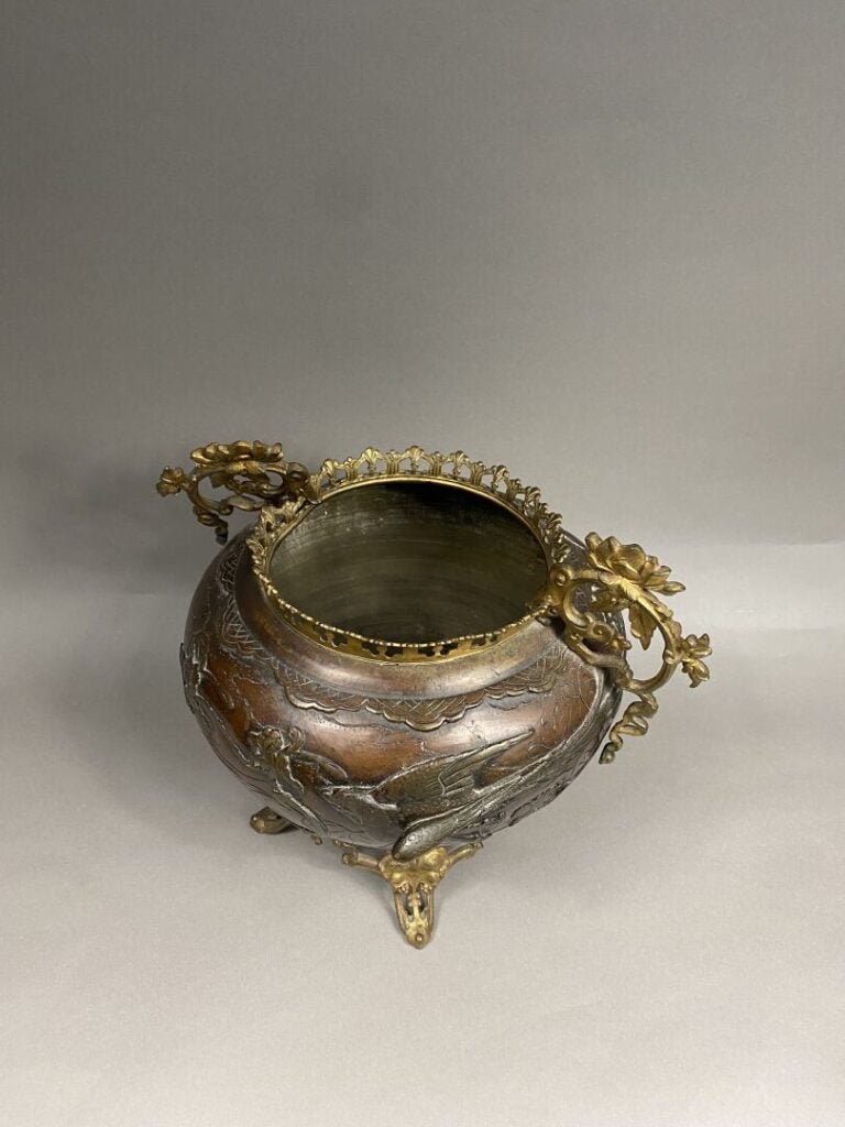 Japon, Epoque MEIJI (1868-1912) - Brûle-parfum en bronze à patine brune à décor…