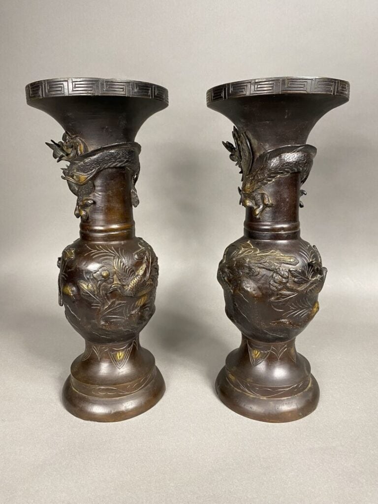 Japon, fin XIXe siècle - Paire de vases en bronze à décor en relief de dragon s…