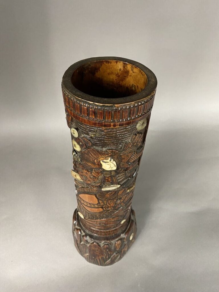 Japon - Grand pot à pinceau en bois sculptée incrustations de nacre à décor en…