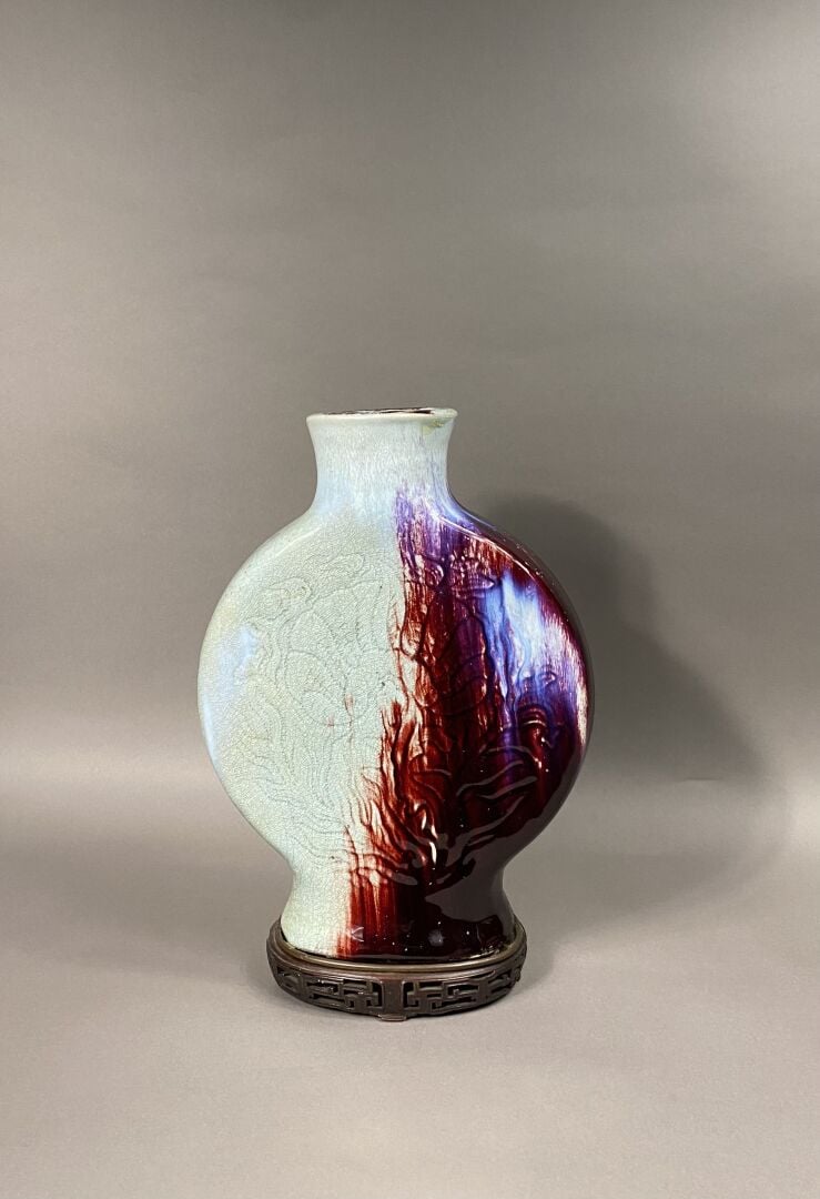 Japon ? - Important vase à panse applatie en céramique grès émaillé céladon et…