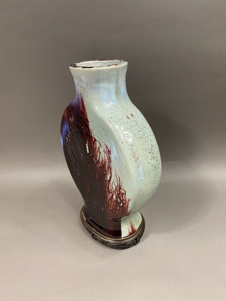 Japon ? - Important vase à panse applatie en céramique grès émaillé céladon et…