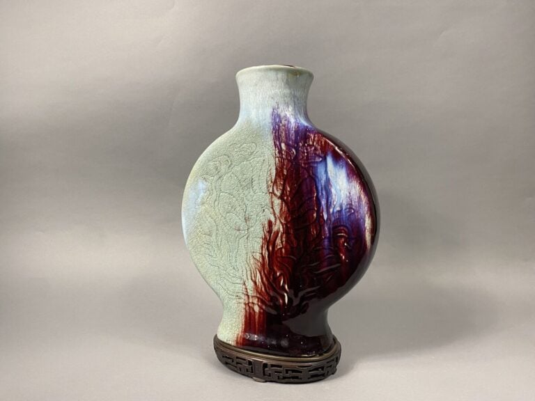 Japon ? - Important vase à panse applatie en céramique grès émaillé céladon et…