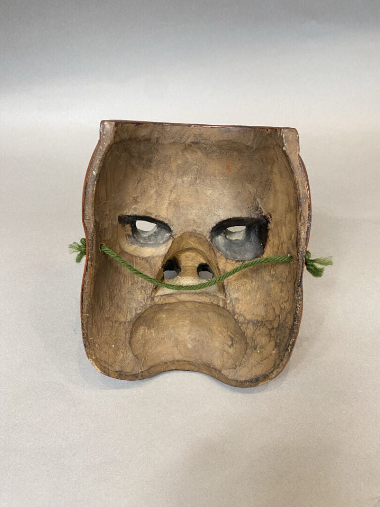 Japon - Masque du théâtre Nô en bois sculpté et laqué rougé et doré représentan…