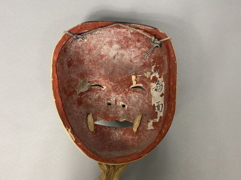Japon - Masque du théâtre Nô "Okina" en bois représentant un vieillard au front…