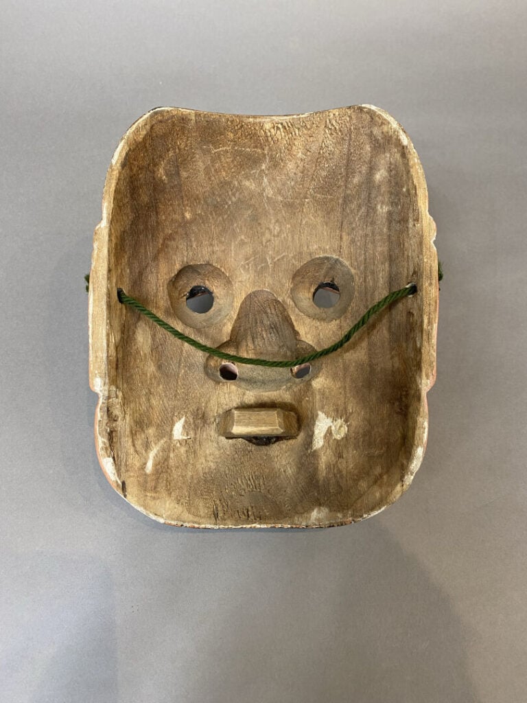 Japon - Masque du théâtre Nô ou Kyogen en bois sculpté et laqué, la carnation r…