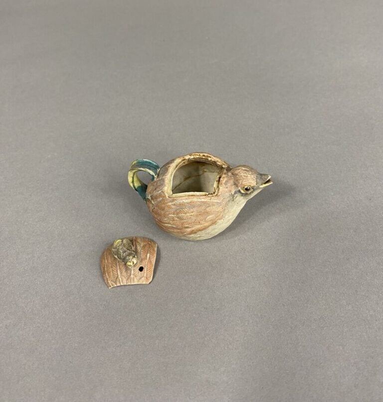 Japon, MEIJI (1868-1912) - Petite verseuse/théière en grès émaillé polychrome d…