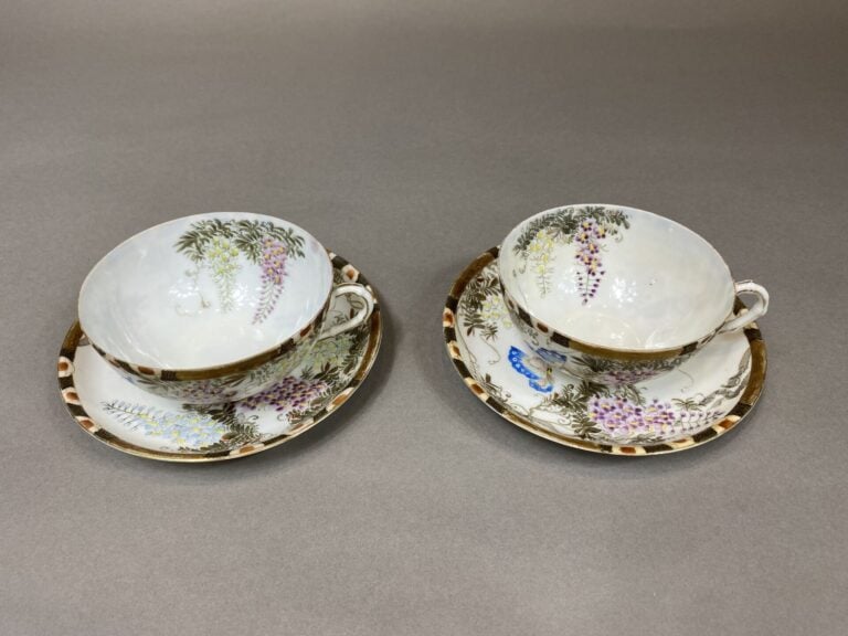 Japon - Paire de tasses et sous-tasses en porcelaine de Satsuma à riche décor d…