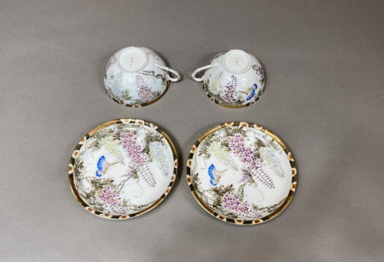Japon - Paire de tasses et sous-tasses en porcelaine de Satsuma à riche décor d…